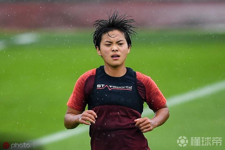 前女足国门高红:王霜经受挫折和磨炼对她是件