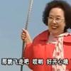 菠萝在沙滩上吃长颈鹿