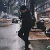 草坪上的小男孩