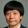 和10个傻子一起踢球