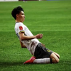 踢球的青少年