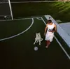 边按脚边看球