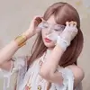 抱着恐龙睡觉