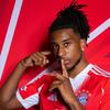 独立样本快乐男孩将衣服也进库里
